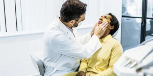 Dentist evaluating a patient with tooth pain when biting